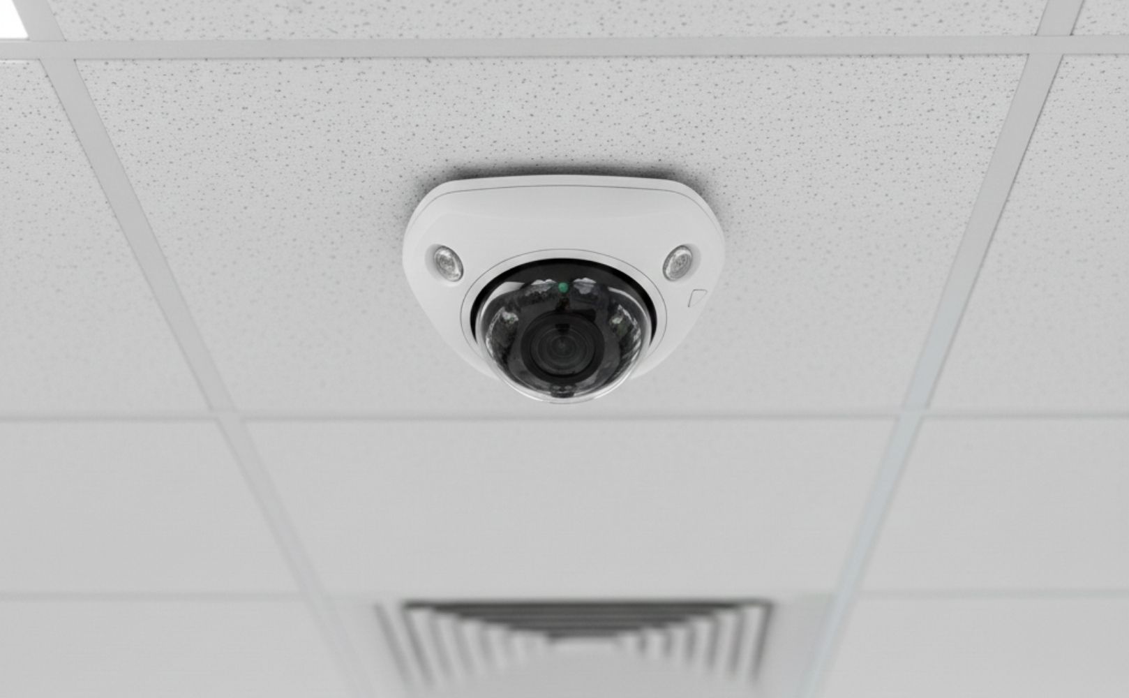 Kamera Fisheye diletakan di langit-langit kantor